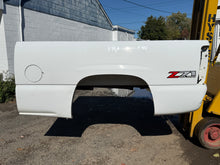 Load image into Gallery viewer, 1999-2006 Chevy/GMC southern rot free 6.6ft short bed with tailgate
