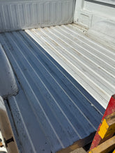 Load image into Gallery viewer, 1999-2006 Chevy/GMC southern rot free 6.6ft short bed with tailgate