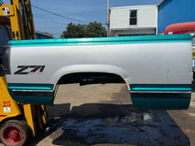 Load image into Gallery viewer, 1988-1998 chevy/gmc southern rot free 6.5ft short bed with tailgate
