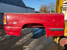 Load image into Gallery viewer, 1999-2006 chevy/gmc southern ROT FREE 6.6ft short bed
