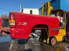 Load image into Gallery viewer, 1999-2006 chevy/gmc southern ROT FREE 6.6ft short bed
