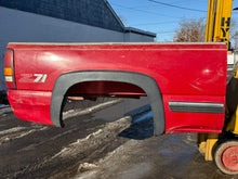 Load image into Gallery viewer, 1999-2006 chevy/gmc southern ROT FREE 6.6ft short bed
