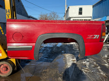 Load image into Gallery viewer, 1999-2006 chevy/gmc southern ROT FREE 6.6ft short bed
