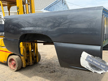 Load image into Gallery viewer, 1999-2006 chevy/gmc southern ROT FREE 6.6ft short bed

