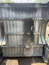 Load image into Gallery viewer, 1999-2006 chevy/gmc southern ROT FREE 6.6ft short bed
