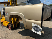 Load image into Gallery viewer, 1999-2006 chevy/gmc southern ROT FREE 6.6ft short bed
