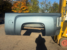 Load image into Gallery viewer, 2007.5-2014 Chevy Silverado southern rot free 6.6fts short bed
